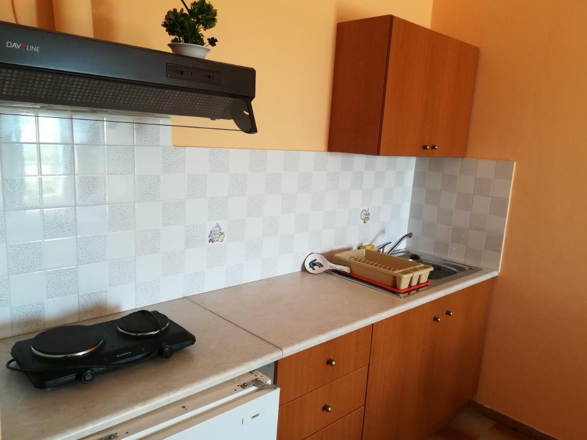 Eleftheria'S Apartments Eratini Bagian luar foto